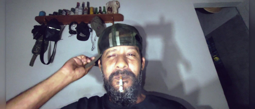 Stink HairyMale: 抽烟和露脚