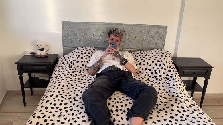 Arg boys: Handsome Young Couple Invite Tattooed Twink for a Threesome [4k]