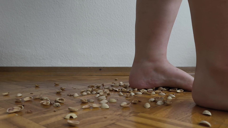 Your QueenXoXo: Wanita 130kg berjalan di kerang pistachio - suara crunching