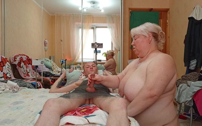 Zona901: Un amigo me masturba la polla con aceite