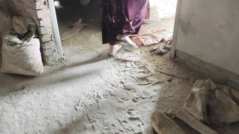 bdboygirl69: Bengali Girl in Red Three Pics Outdoor Video. Full Bangla...