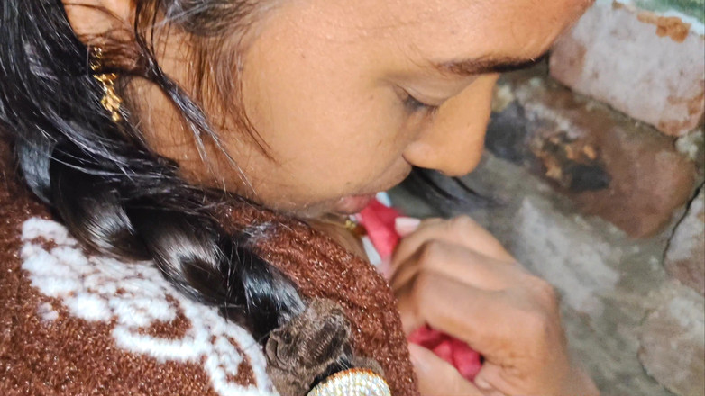 Premi pooja: La moglie del fratellastro anziano mi ha visto masturbarmi, ero...