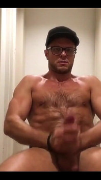 Mít zpoceného naolejované sólo sezení na chodbě.