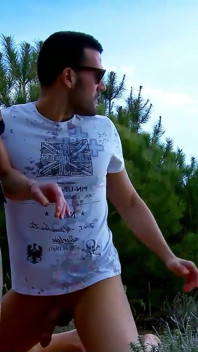 Sıska orta yaşlı seksi kadın Zaza Coquine sahilde erkekler tarafından yaklaşıp sikiliyor