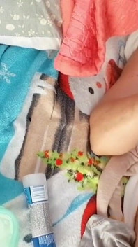 Amatérská manželka masturbuje s prsty v kundičce