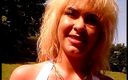 Lucky Cooch: Mamă sexy blondă la interviul în aer liber