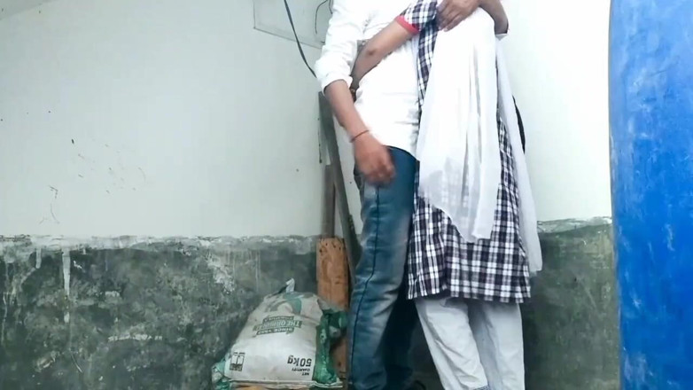 Fantacycutting: インドの学生少女がこっそり先生に電話して膣を犯される