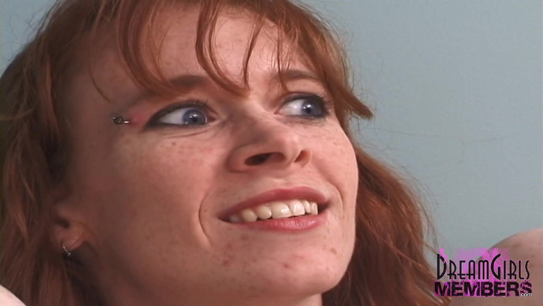 Dream Girls: Une rousse à la chatte poilue fait sa première vidéo nue