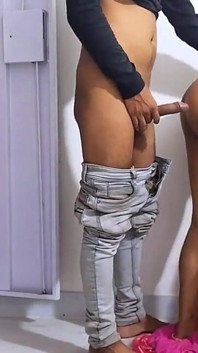 Indianka Bhabhi została zerżnięta przez sąsiada, gdy jej męża nie było w domu