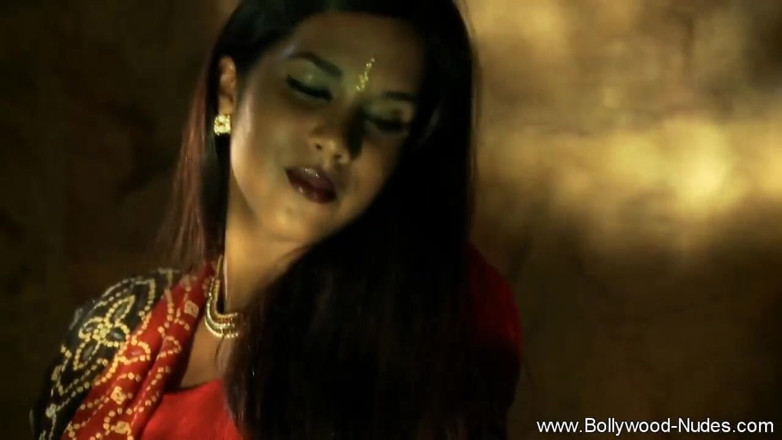 Bollywood Nudes: Cute indian teen dancing!