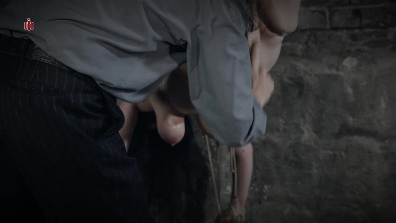 Inquisition and prison world: Змучена служниця — Джудіт висить голою, прив'язаною до стелі, і її безжально намокають і лоскочуть