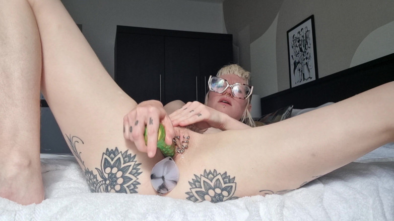 rosarosebud: Roztomilí mini mimozemšťané klip s análním kolíkem a dildo orgasmus