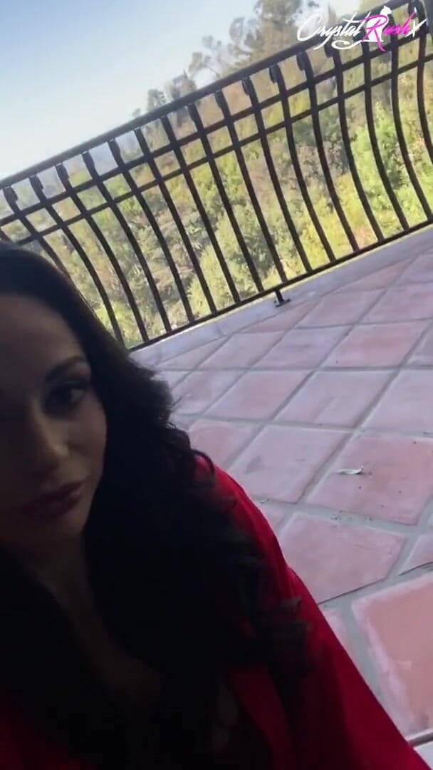 Crystal Rush: Bruneta țâțoasă își masturbează pizda și are orgasm