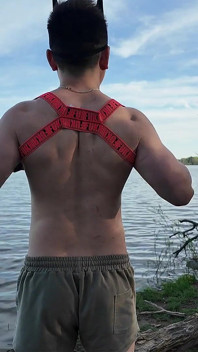 Deus musculoso asiático tira a roupa ao lado do lago - físico rasgado em exibição completa e carga maciça