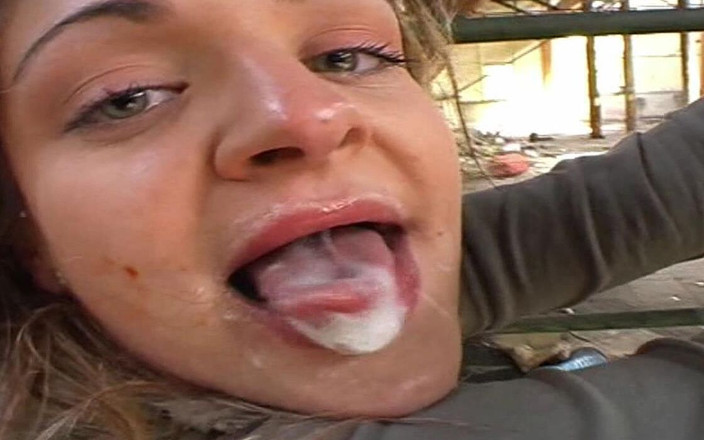 Genuine XXX: Blonde slet met grote tieten en dikke kont doorstaat ruige...