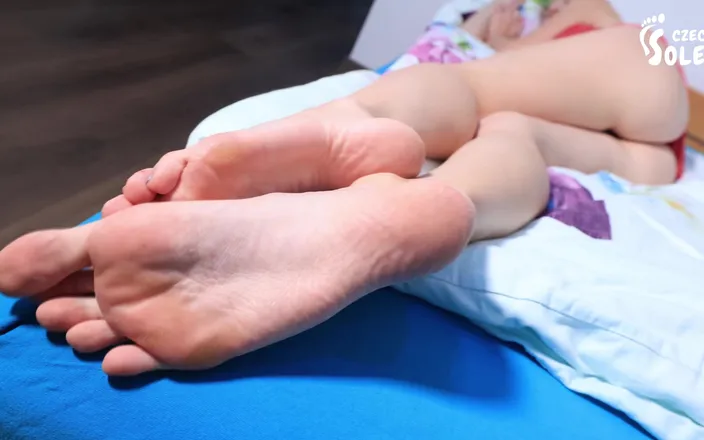 Czech Soles - foot fetish content: Tired feet, long toes and the girl that can't sleep (2160p)