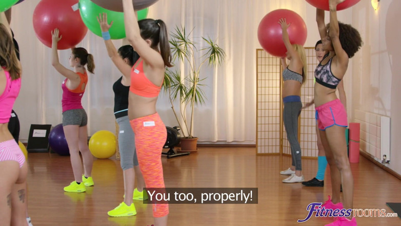 Fitness Rooms: Săli de fitness - mamă sexy la sală și elevii au parte...