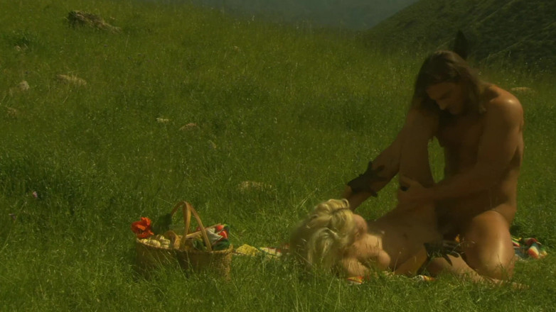 Worldwide Sex Movies: Western Meadow Sex - Si blonde kerinting dalam stoking dikongkek gaya...