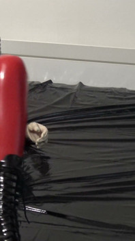 Sessão de fotos em Macacão Vermelho de Látex com Máscara de Látex e Rosto Transparente.