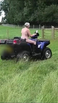 Vše, co potřebujete, jsou boty a klobouk!!