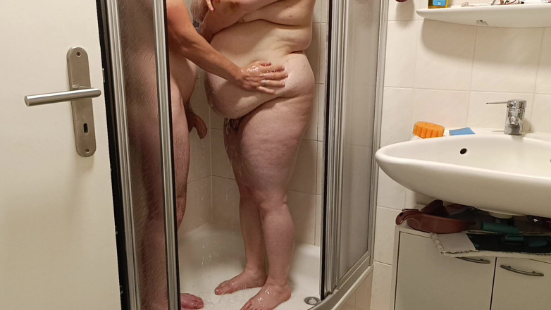 Jonas1996: Heet douchemoment, ik zeep haar hele lichaam in