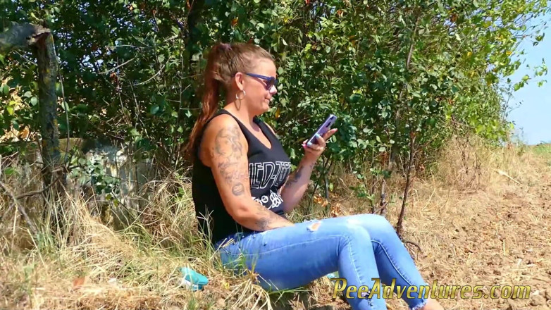 Pee Adventures: Намочила джинси в спеку на відкритому повітрі