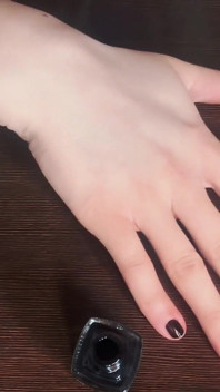 Ragazzo effeminato a trasformazione femminuccia sexy con trucco e parrucca
