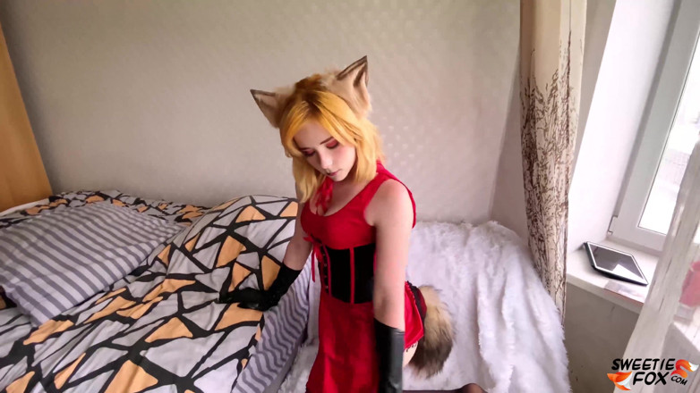 Sweetie Fox: Sora vitregă ia muie adânc în gât și a făcut sex anal...