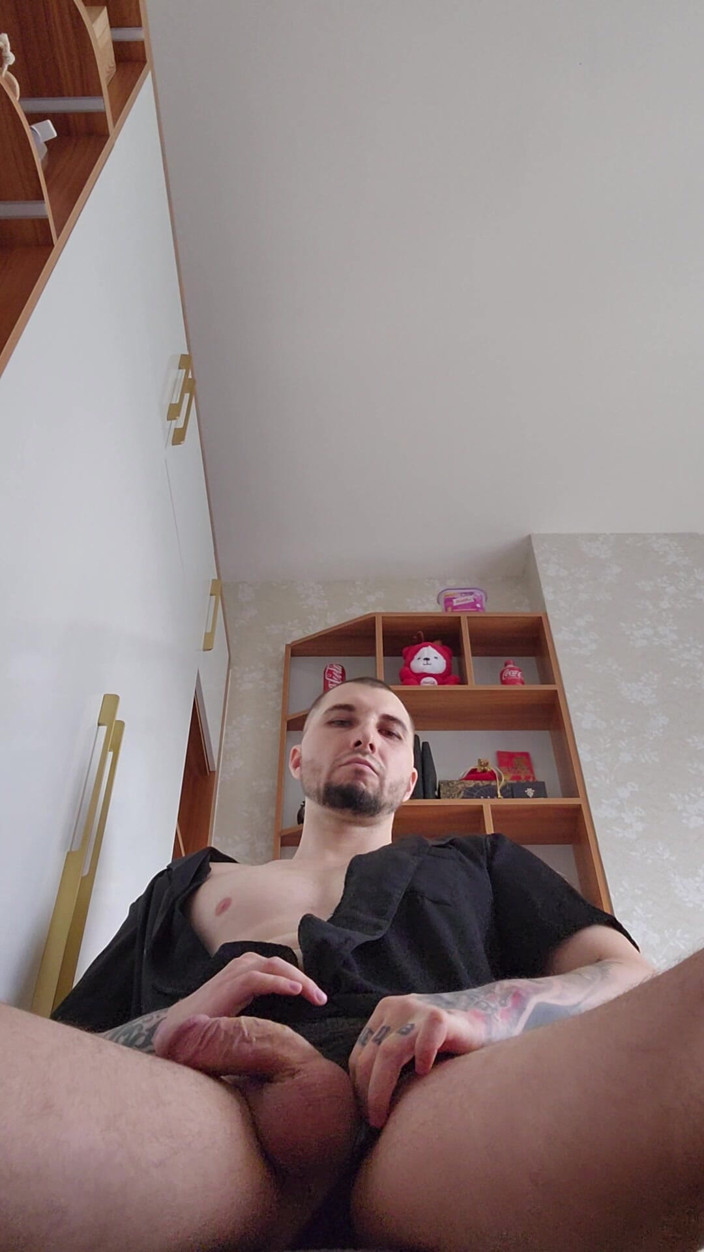 Solo Guy BWC: Zasraný chlap si honí penis panenkou a vyvrcholí do kamery