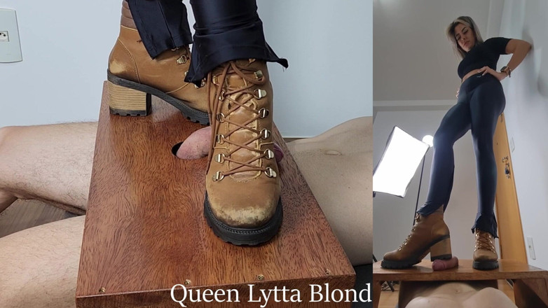 Queen Lytta ballbusting and cum lick: Koningin Lytta Blond - sexy laarzen CBT ep 6 - 2 hoeken - CBT - pik...
