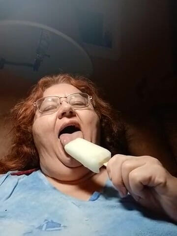 BBW nurse Vicki adventures with friends: Mangiando un ghiacciolo di linea fredda