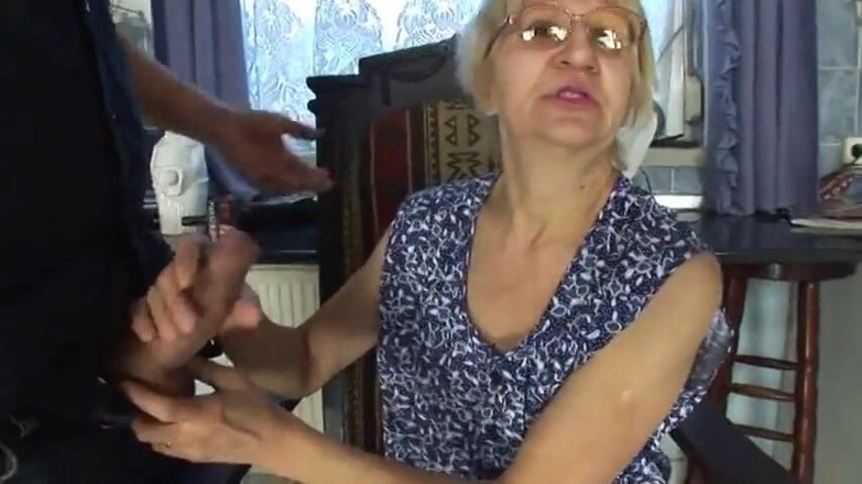 Meet my Pussy: Зріла блондинка повія смокче жорсткий інструмент молодого чувака на кухні