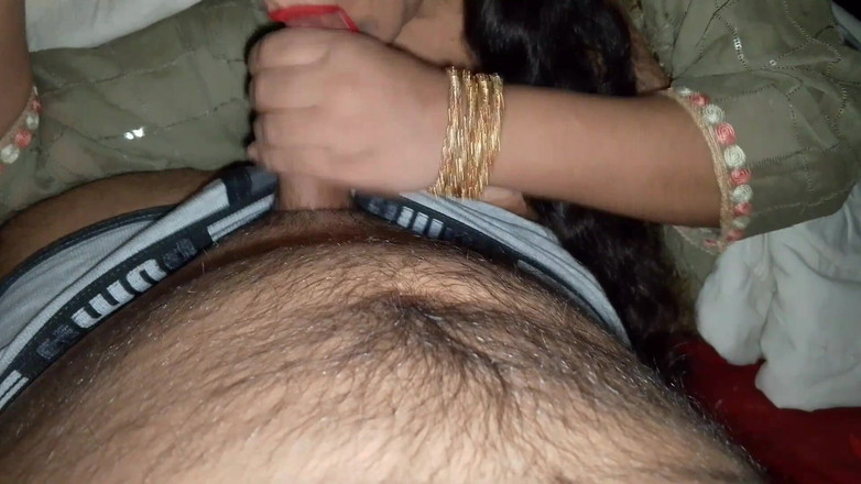 QueenbeautyQB: देसी भारतीय भाभी आधी रात को चुपके से मेरे कंबल के नीचे फिसल गई