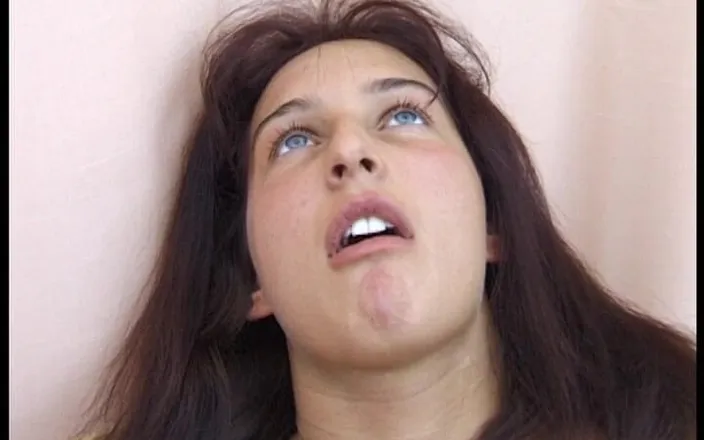YOUR FIRST PORN: Echter Orgasmus Julia - Real Orgasm Julia