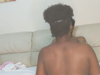 Jhodez1: 当她的男朋友不在的时候，我让我的鸡巴被吮吸邋遢的拉丁女郎的喉咙操逼 - jhodez