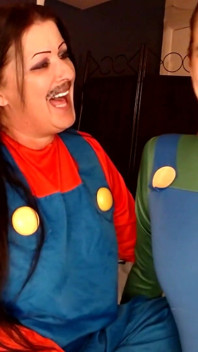 Baci lesbici cosplay di halloween