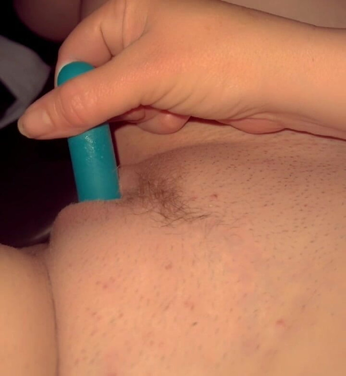 Kali Reign: Tante seksi ini lagi asik masturbasi sampai orgasme di pinggir...