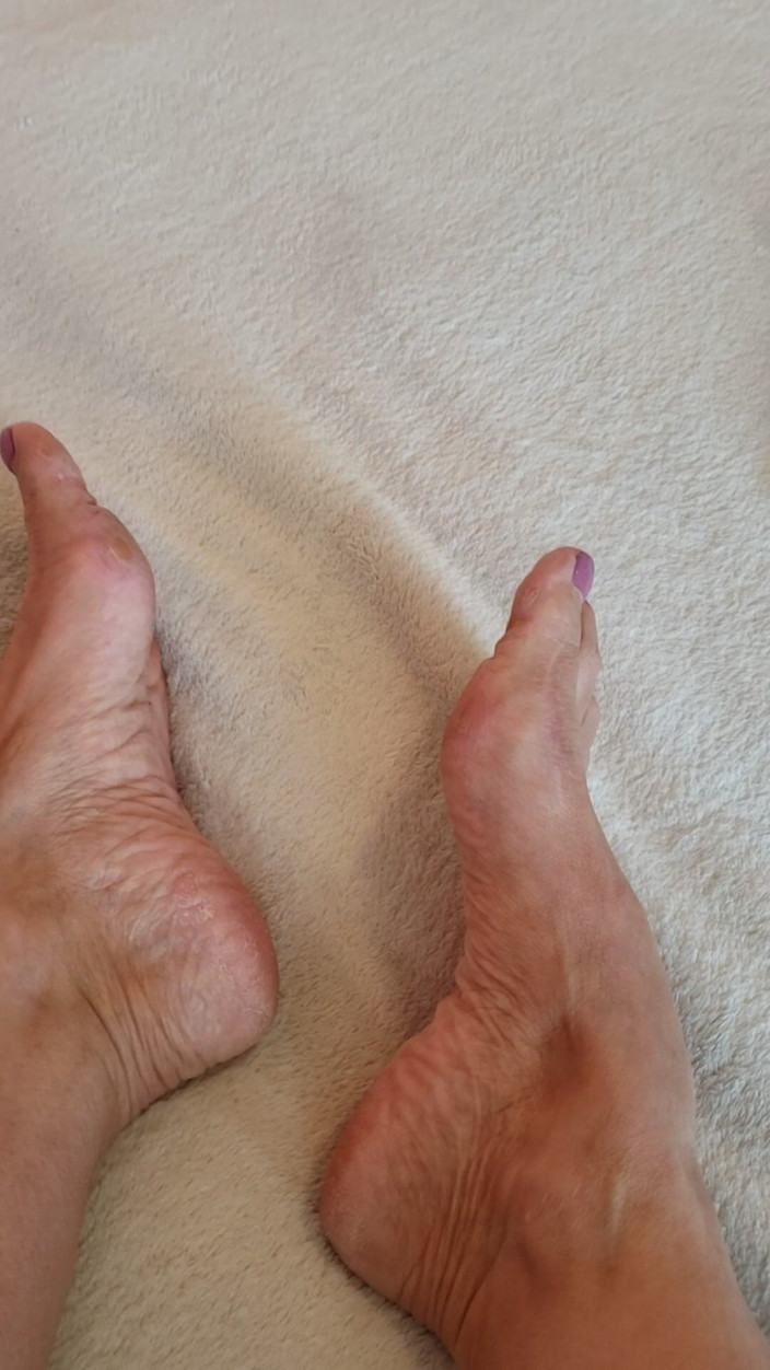 JessRyan: Milf camgirl Jess Ryan mostrando pedicure fresca
