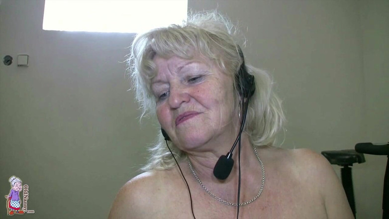 Old Nanny: Pronto per l'allenamento nudo