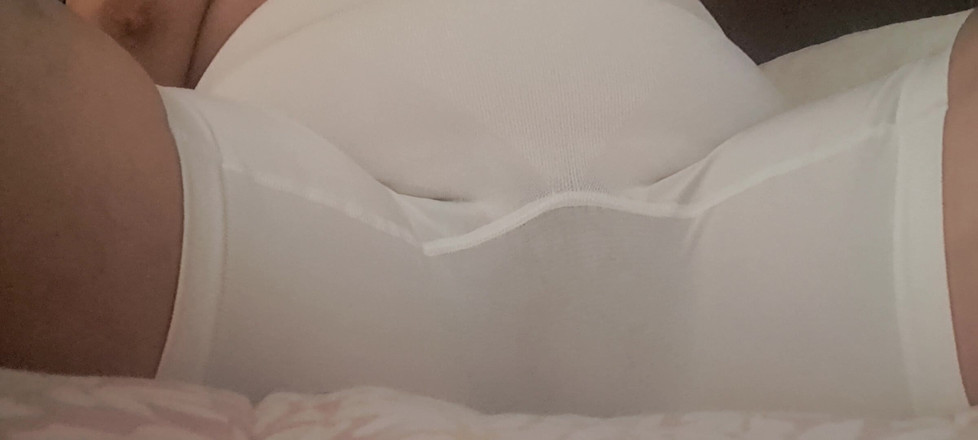 Mommy big hairy pussy: 熟女、大きなパンティーを着て、彼女のマンコはマークされています