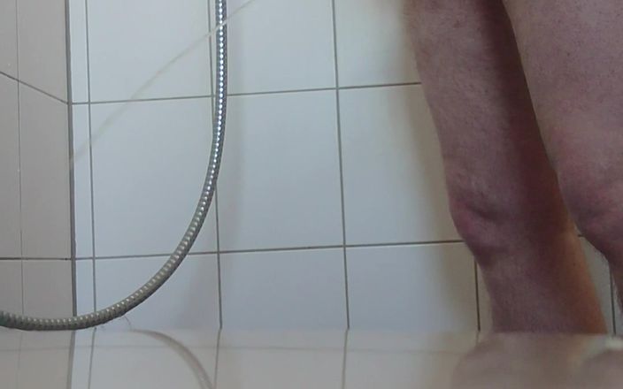 Carmen_Nylonjunge: Meando en la ducha por la mañana