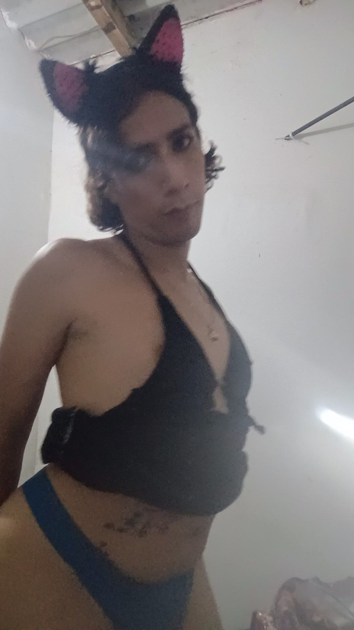 Femboy from Colombia: あなたはこのかわいいセクシーなダンスの女の子です
