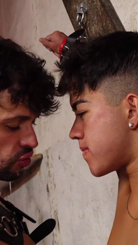 Ateşli baba büyük oyuncaklarla sevimli twink'i sikiyor ve taşaklarını boşaltıyor!