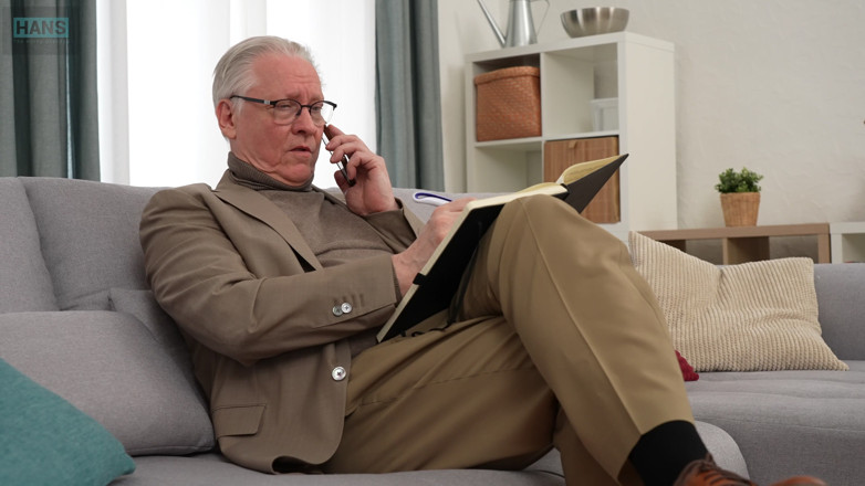 Hans The Horny Grandpa: Скандал! Студент трахает ее профессора за класс