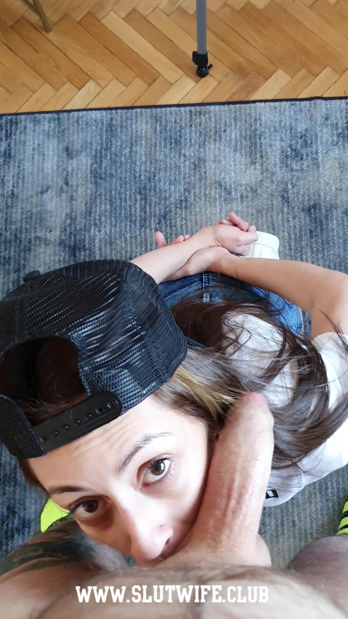 Slutwife Club: За лаштунками - спермоприймач поза камерою: Кенді Кросс ковтає мій камшот перед тим, як повія знімає булочки