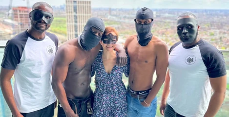 Ateşli evli kadın 4 büyük zenci yarağı grup seks yaparken gavat koca filme alırken, dvp, domaltmalı, sert sikiş, gavat, ayakla muamele, çifte vajinal, gergin amcık