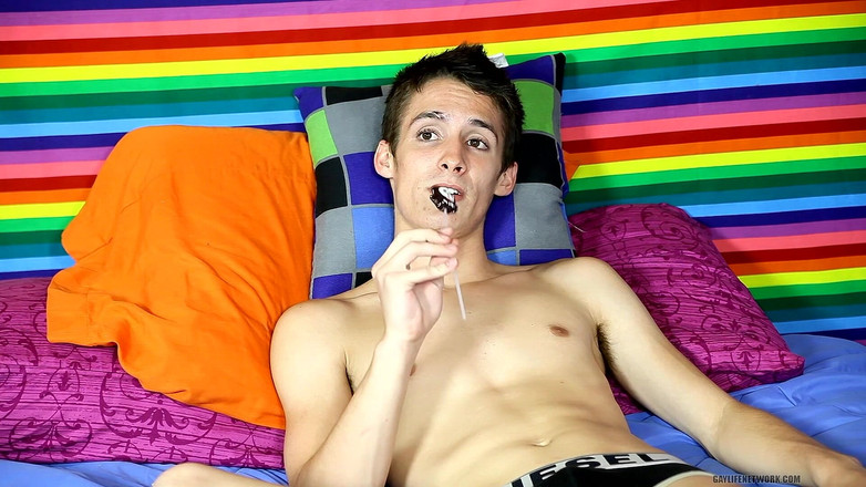 Lollipop Twinks: Schattige twink Leo Page geeft een geweldig interview