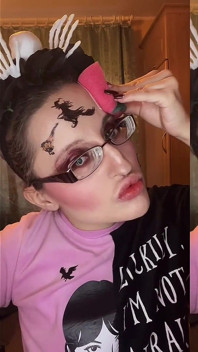 Maminsynek, sprawię, że będziesz lizał moje okulary i usta, podczas gdy wydaję twoje pieniądze