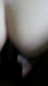 Une grosse noire se fait sodomiser en levrette et hurle, orgasmes bruyants