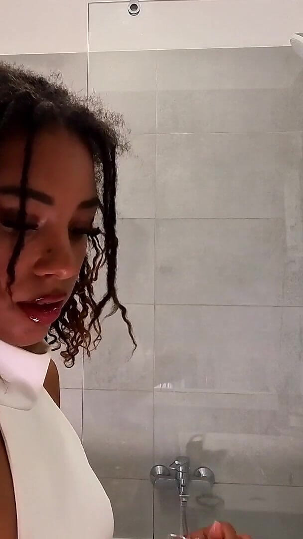 No panties TV: Calda ragazza del college ebano senza reggiseno naturale ebano con...